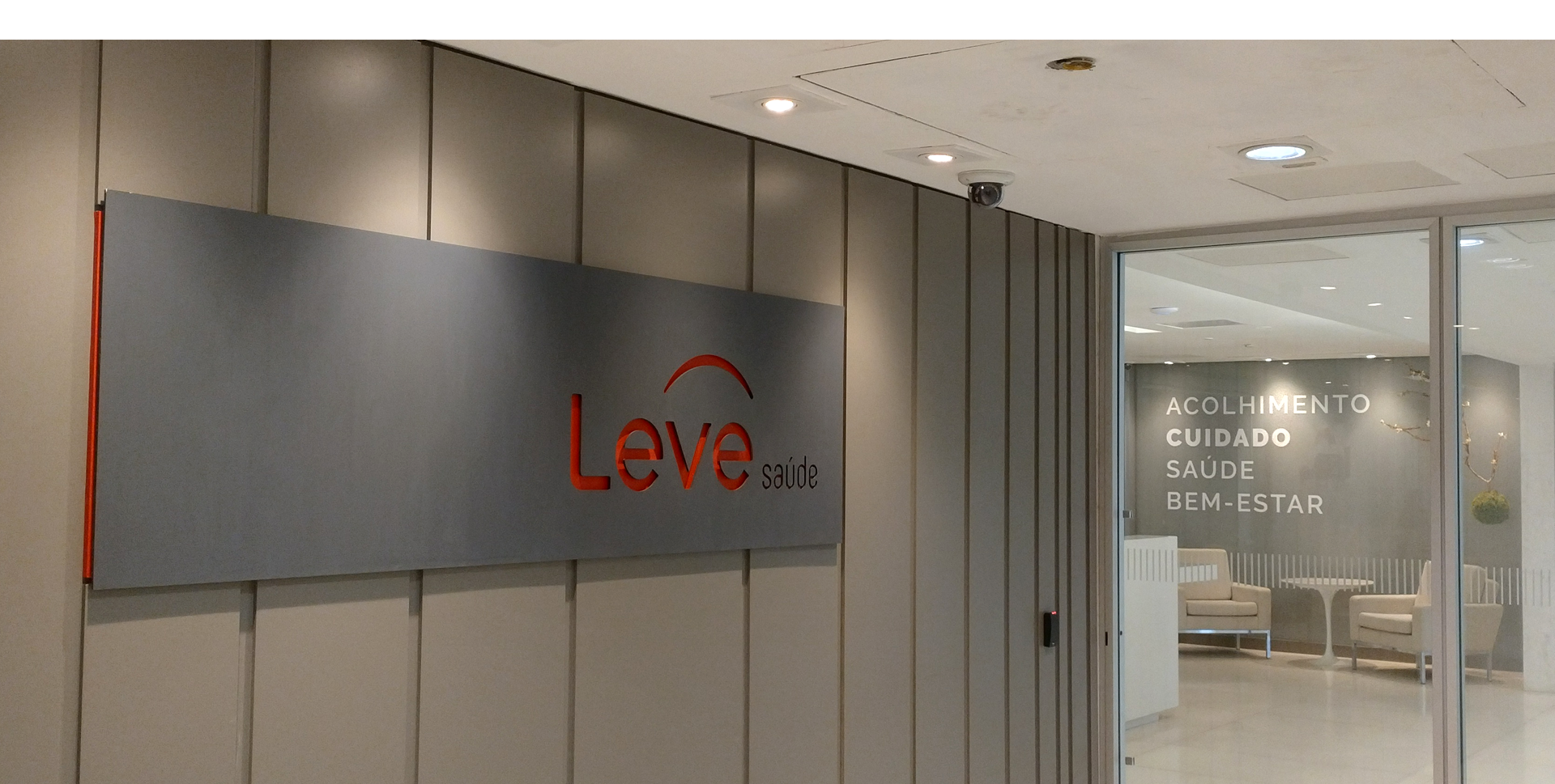 Branding, Material Gráfico, Projeto de Ambientação & Sinalização Leve Saúde